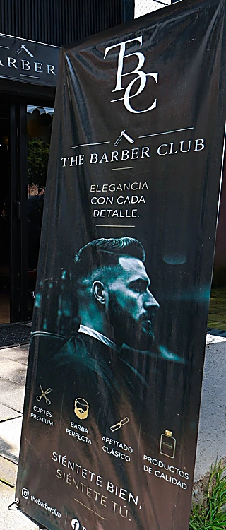 Parte alta de la lona de la banqueta con el monograma TBC y la frase Elegancia con cada detalle
