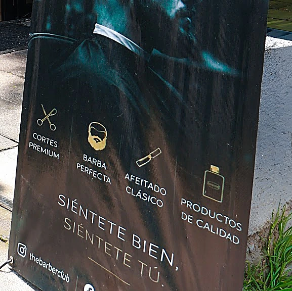 Parte baja de la lona con los íconos de cortes premium, barba perfecta, afeitado clásico y productos de calidad, y la frase Siéntete bien, siéntete tú